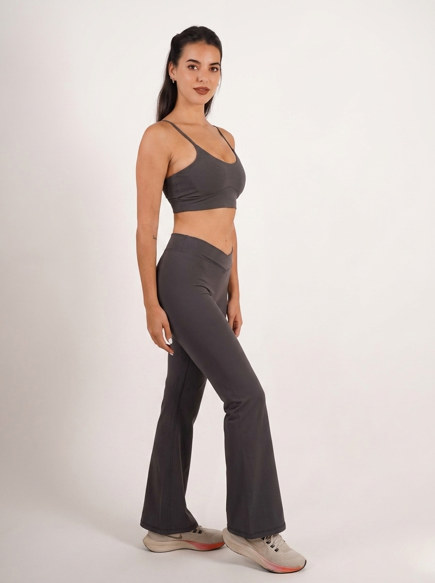 MENTARI pantalon flare femme, vue lifestyle - pantalon de sport évasé OWNHEAT Bali
